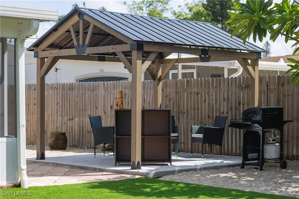 806 97th Avenue N Naples FL 34108