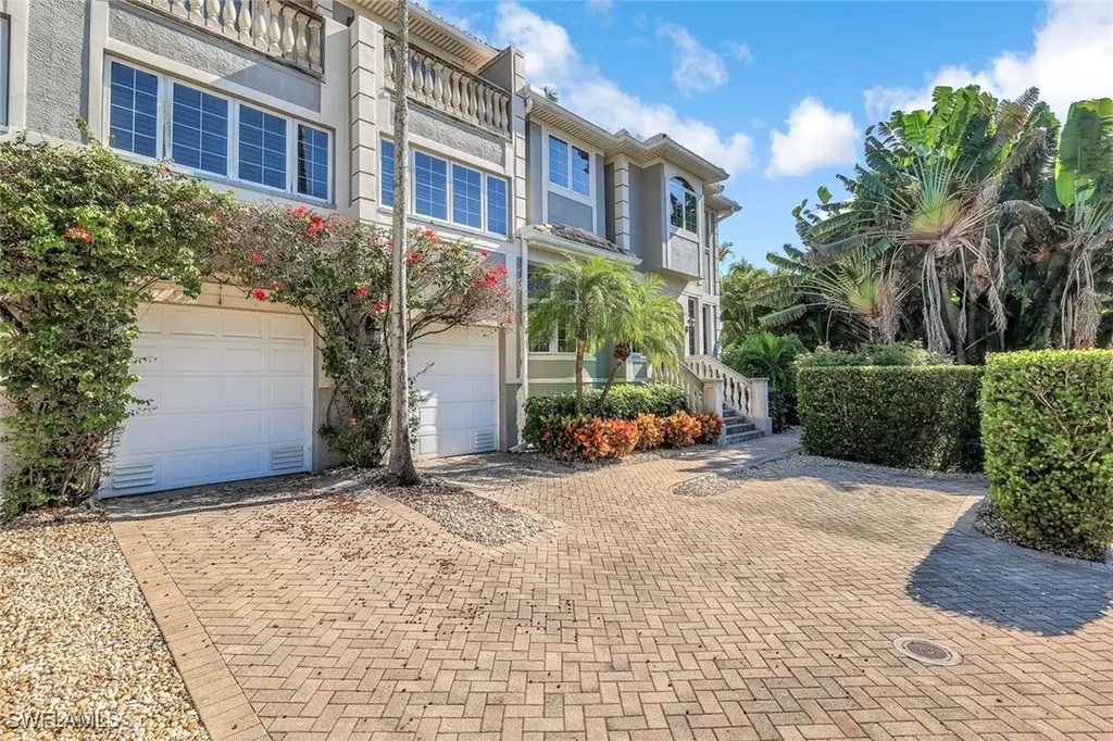 993 8th Street S Naples FL 34102