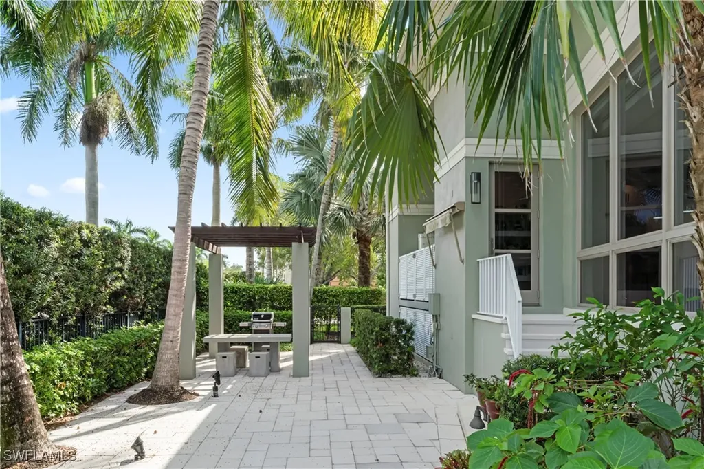 12 6th Street S Naples FL 34102