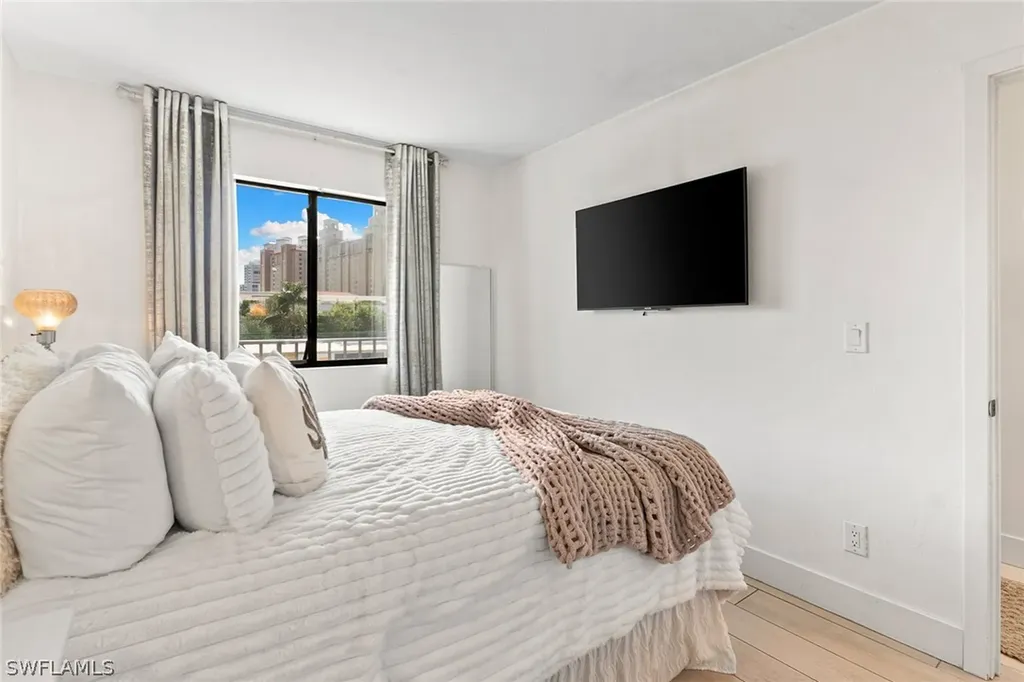 260 Southbay Drive Naples FL 34108