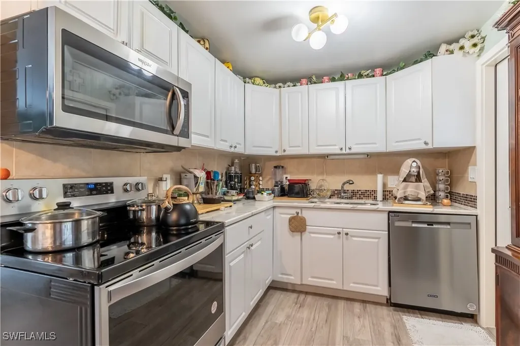 Naples FL, 1360 5TH Avenue N