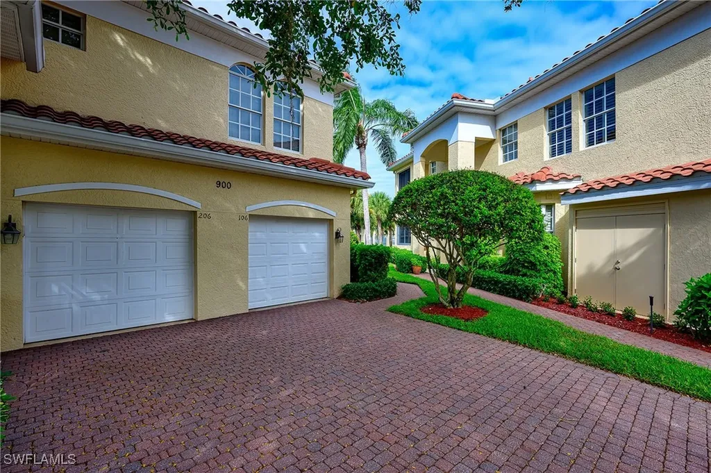 Naples FL, 900 L Ambiance Circle, Unit 9-106