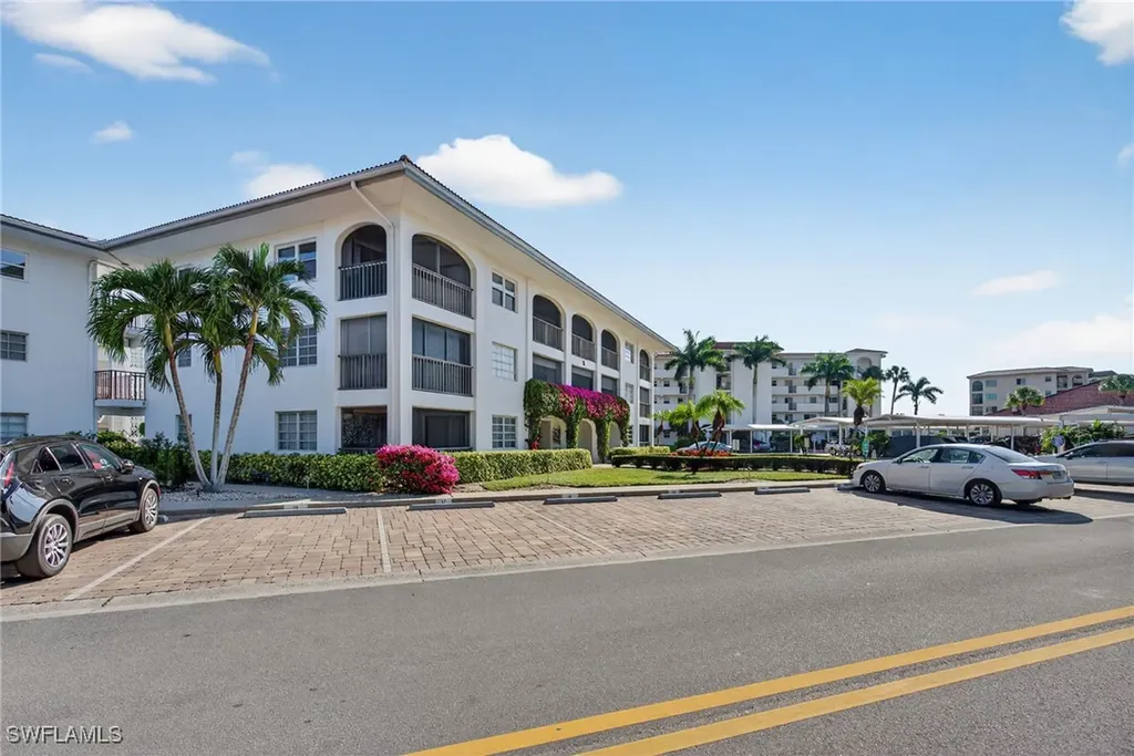 5 High Point Circle W Naples FL 34103