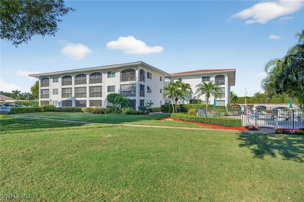 5 High Point Circle W Naples FL 34103
