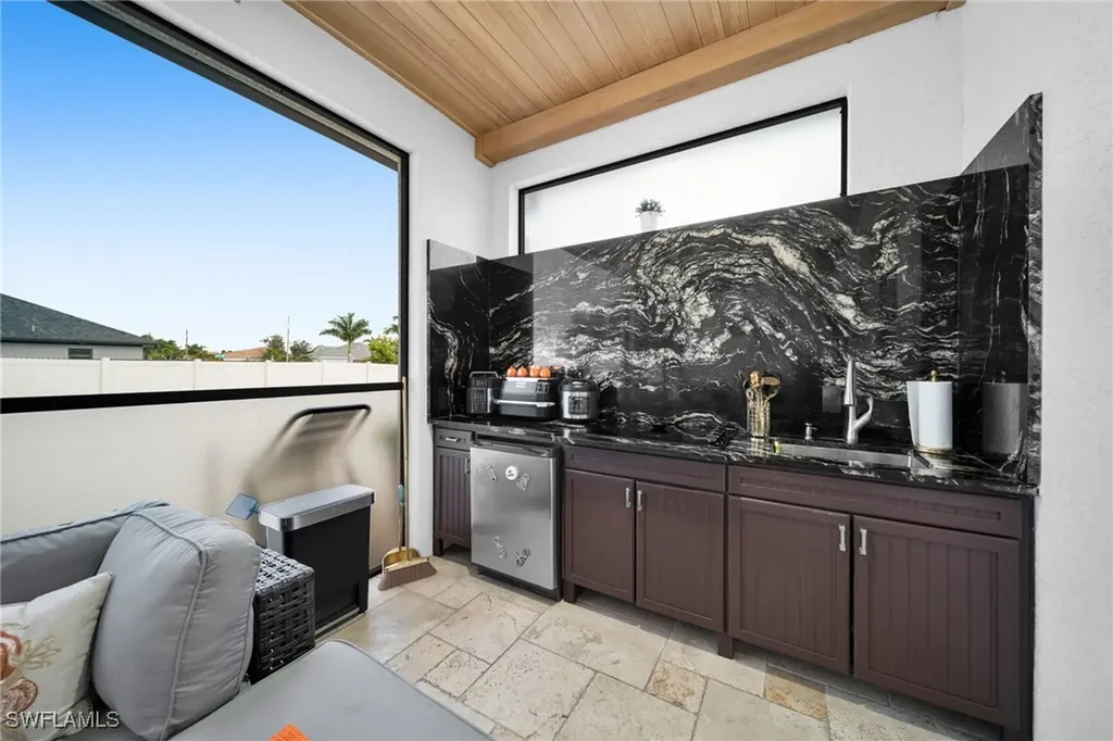 425 SE 15th Street Cape Coral FL 33990