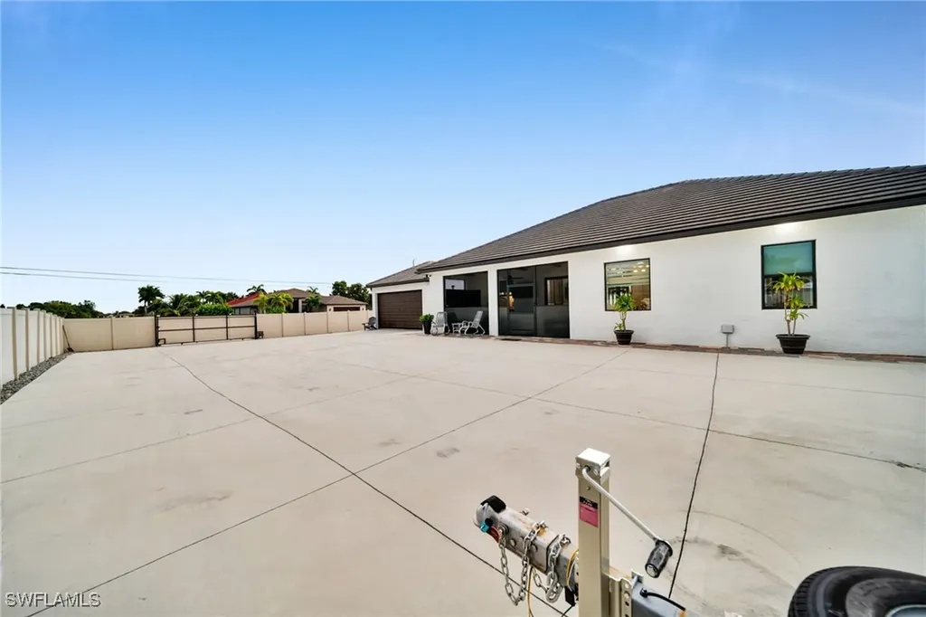 425 SE 15th Street Cape Coral FL 33990