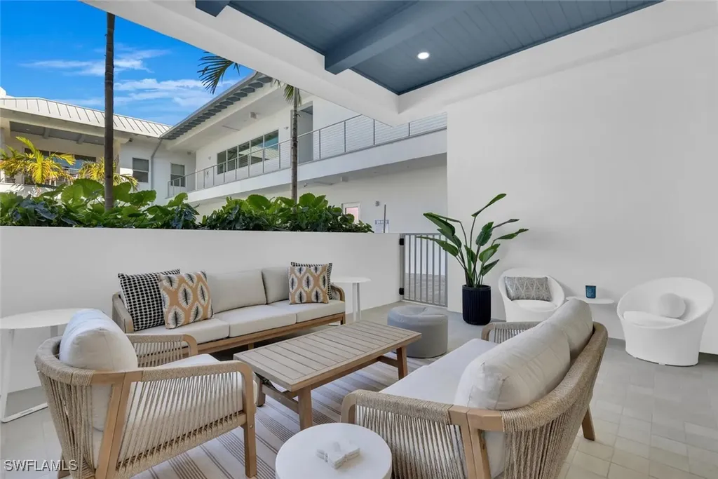 201 8th Street S Naples FL 34102