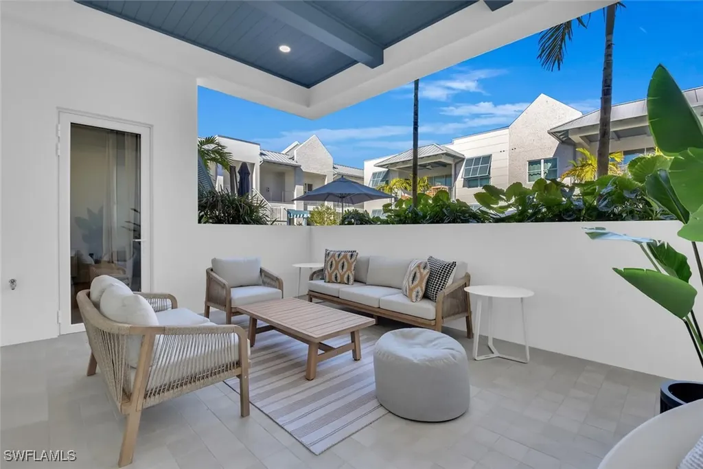 201 8th Street S Naples FL 34102