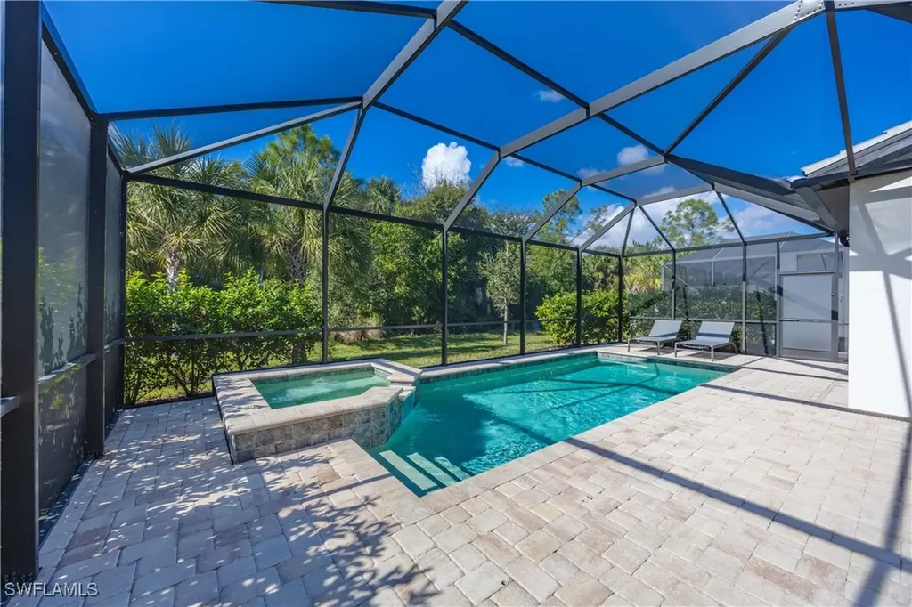 6825 Greenbriar Court Naples FL 34114