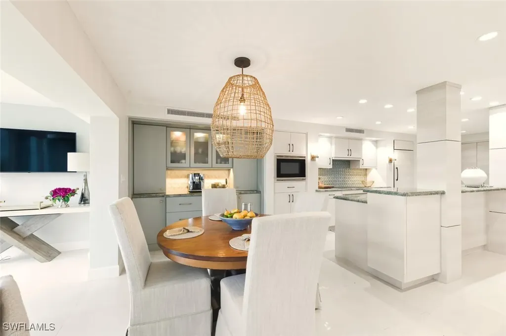 250 Park Shore Drive E Naples FL 34103