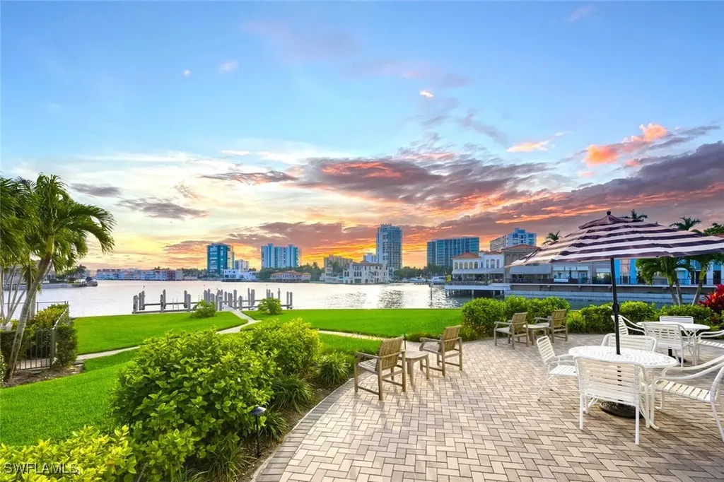 250 Park Shore Drive E Naples FL 34103