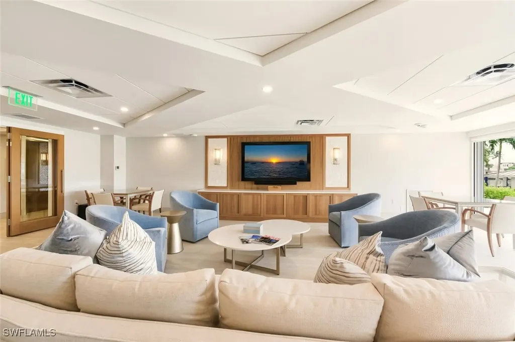 250 Park Shore Drive E Naples FL 34103