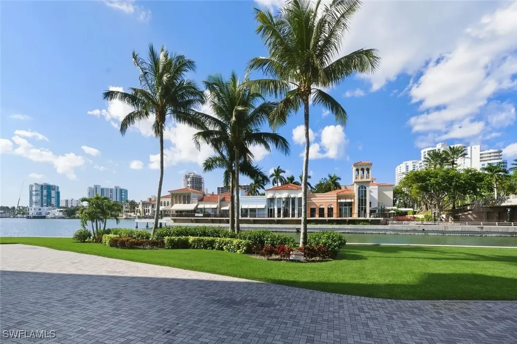250 Park Shore Drive E Naples FL 34103