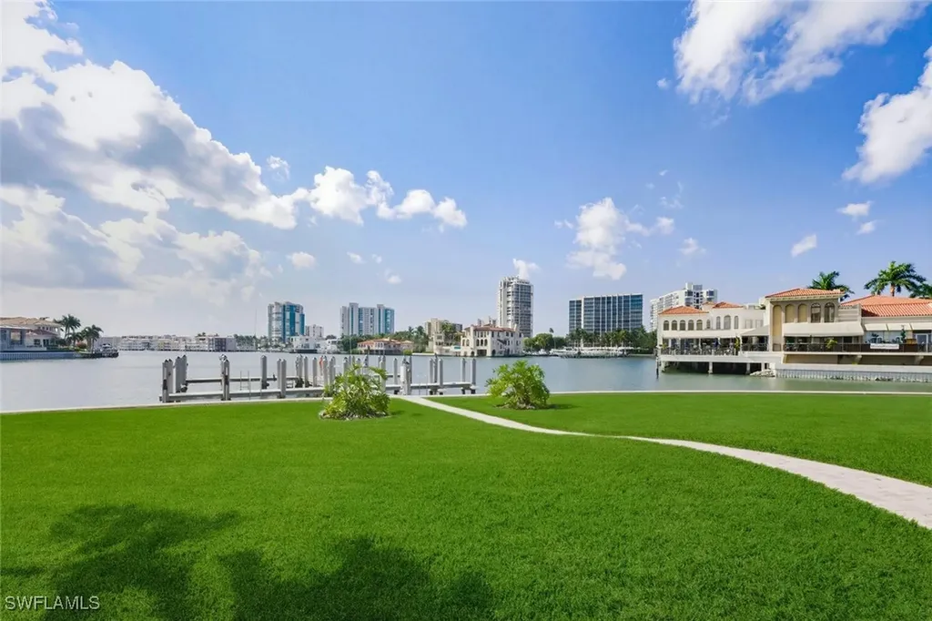 250 Park Shore Drive E Naples FL 34103