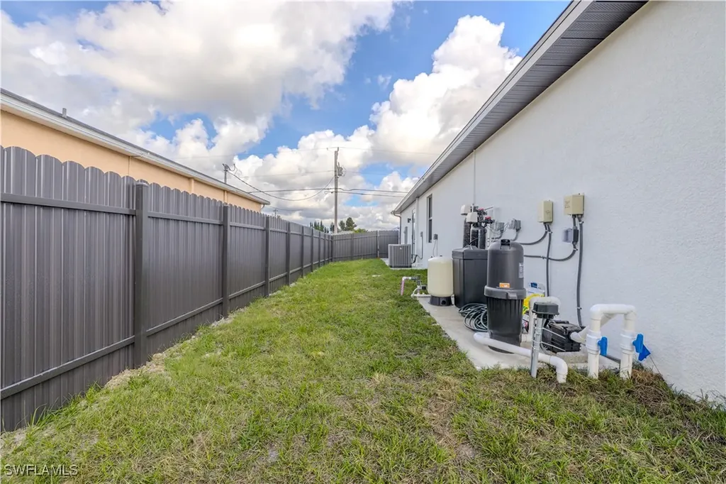 1820 SW 2nd Street Cape Coral FL 33991
