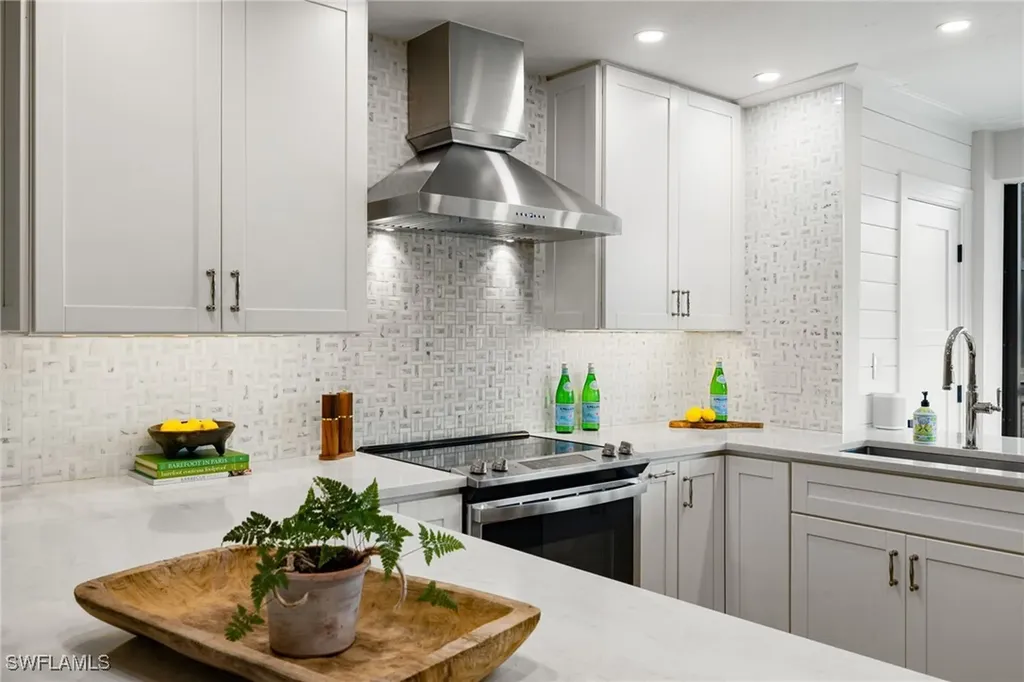 3135 Riviera Drive Naples FL 34103