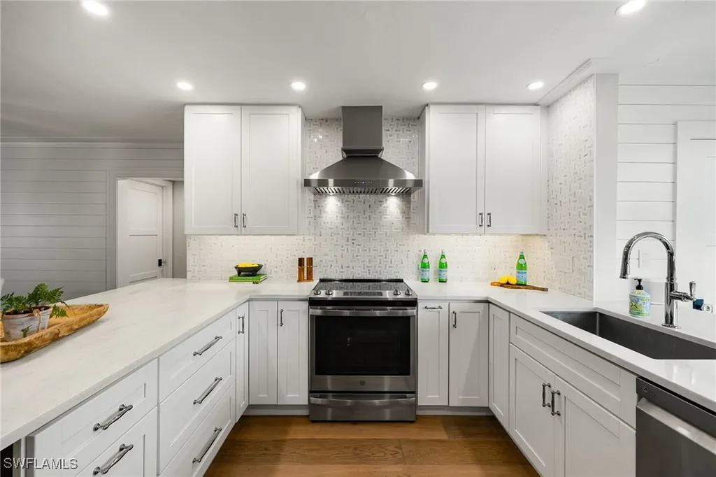 3135 Riviera Drive Naples FL 34103