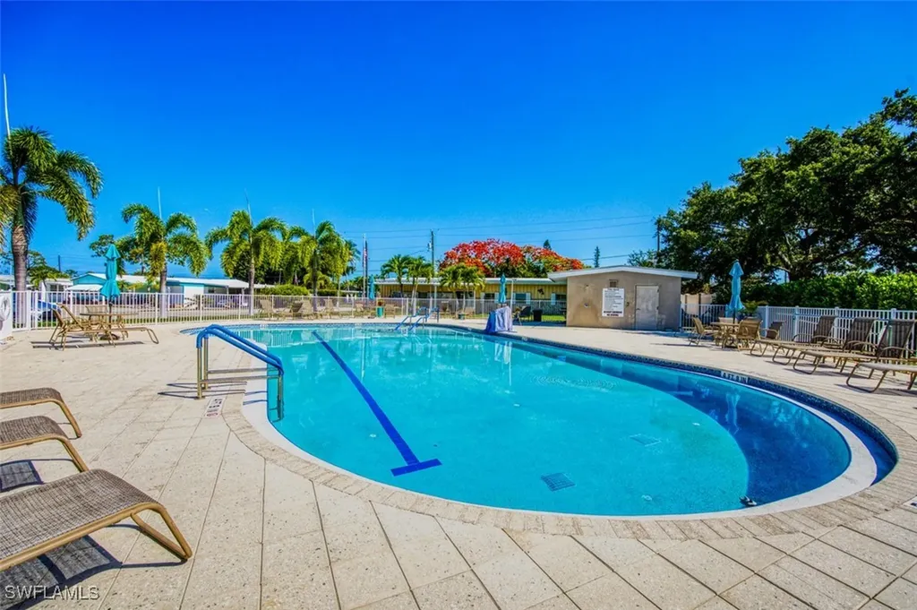 114 Moorhead Manor Naples FL 34112