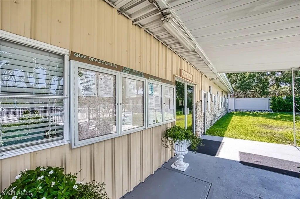 114 Moorhead Manor Naples FL 34112