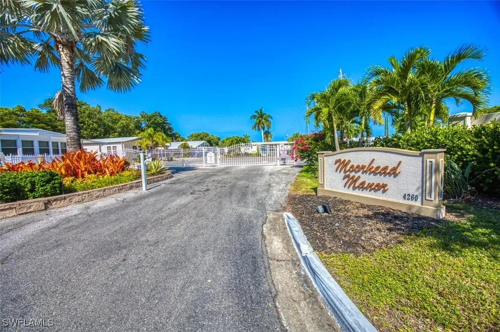 114 Moorhead Manor Naples FL 34112