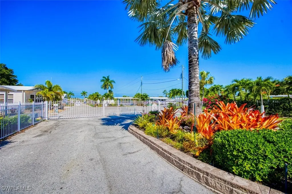 114 Moorhead Manor Naples FL 34112