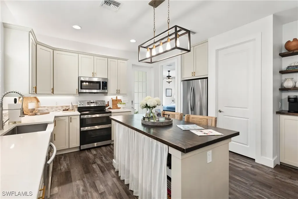 3060 Woodside Avenue Naples FL 34112