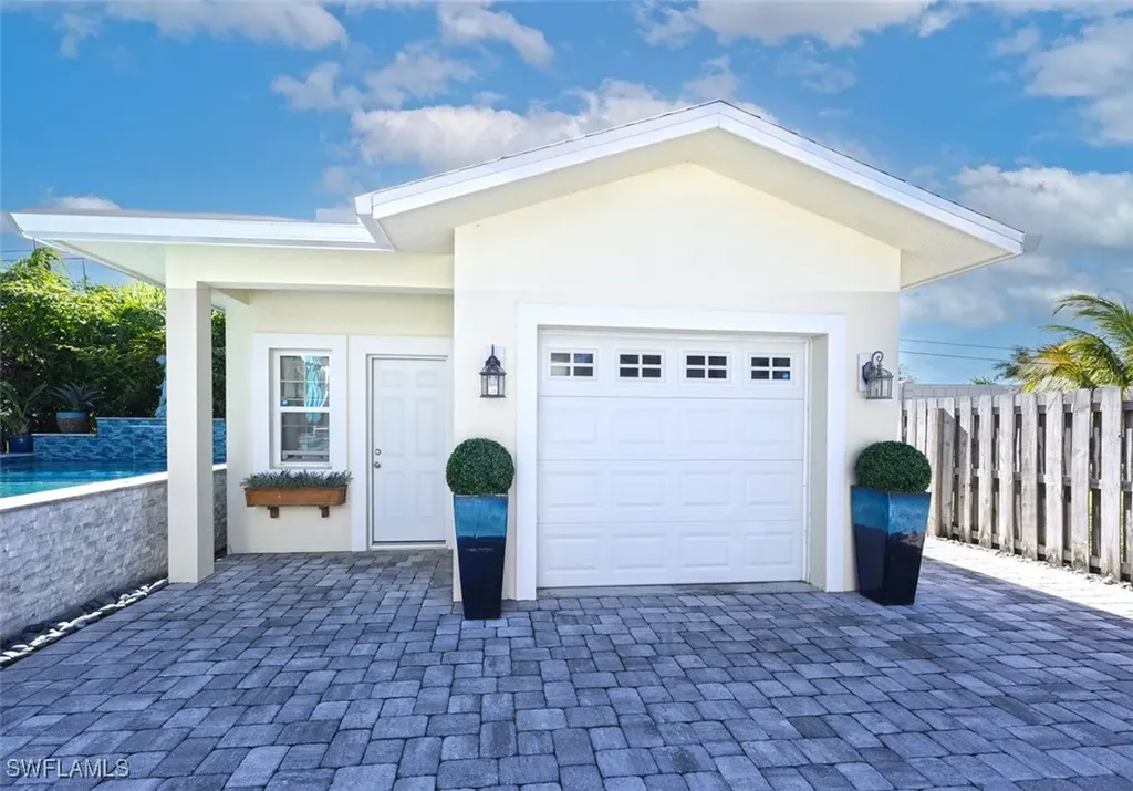 3060 Woodside Avenue Naples FL 34112