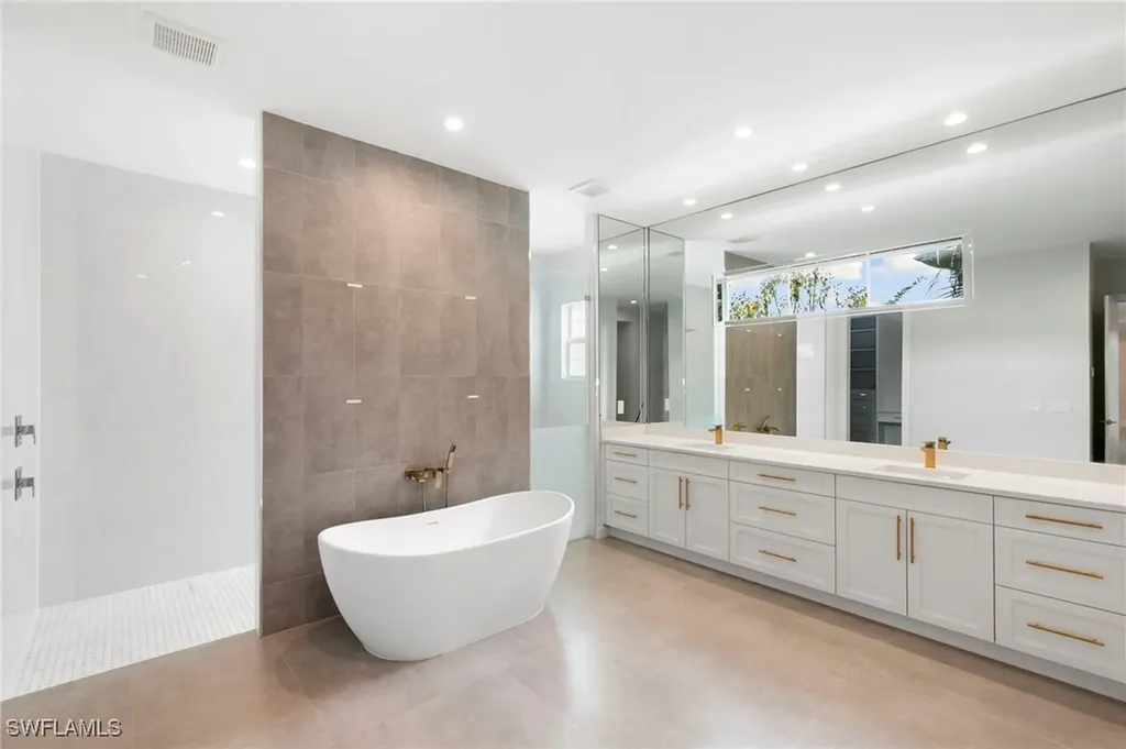 1086 Michigan Avenue Naples FL 34103