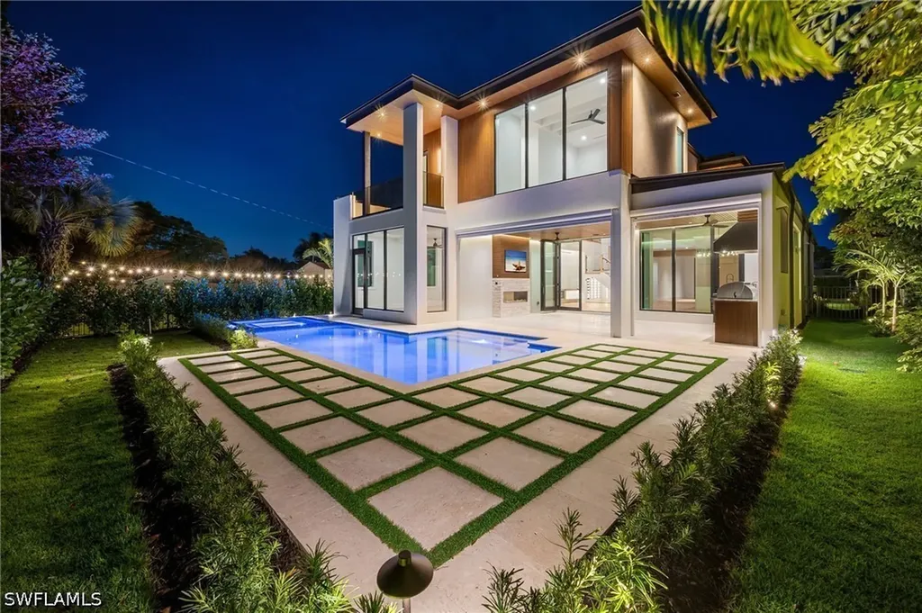 1227 10th Avenue N Naples FL 34102