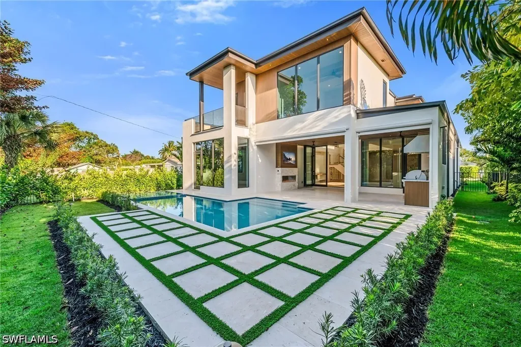 1227 10th Avenue N Naples FL 34102
