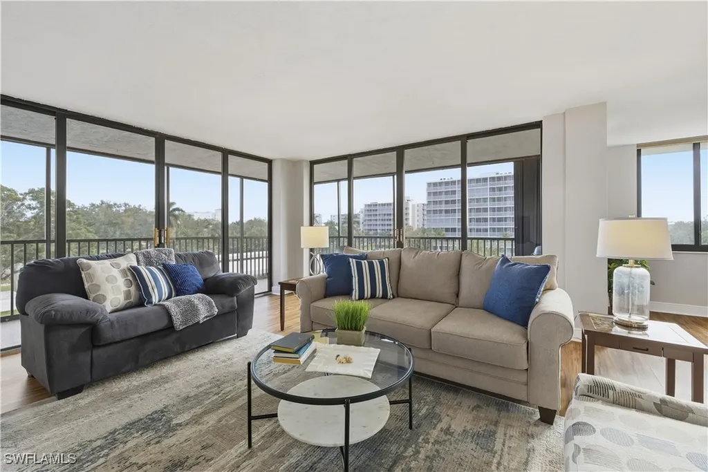 Naples FL, 11 Bluebill Avenue, Unit 201