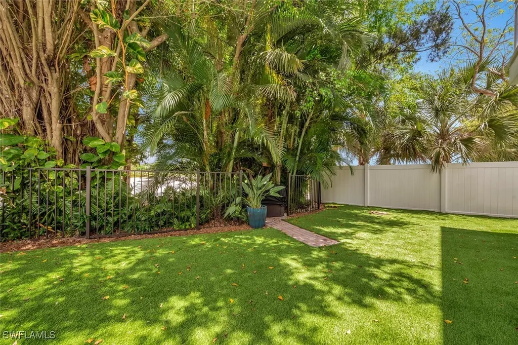 200 Burning Tree Drive Naples FL 34105