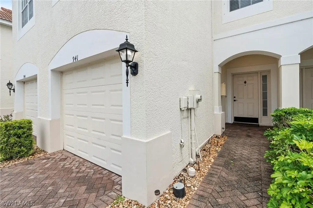 941 Hampton Circle Naples FL 34105