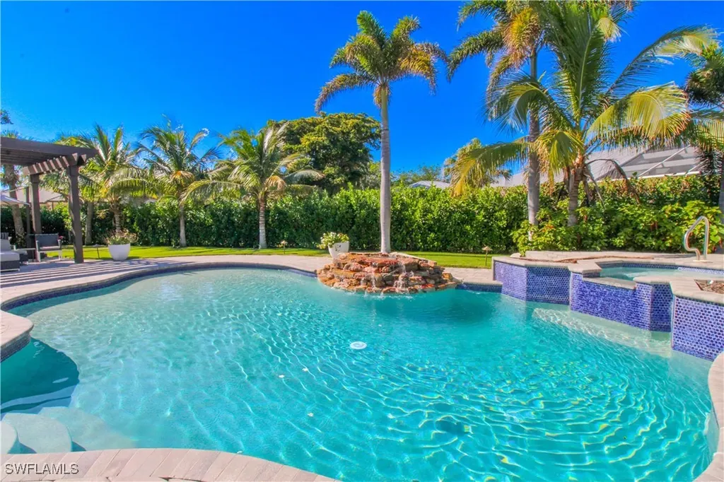 1555 Crayton Road Naples FL 34102