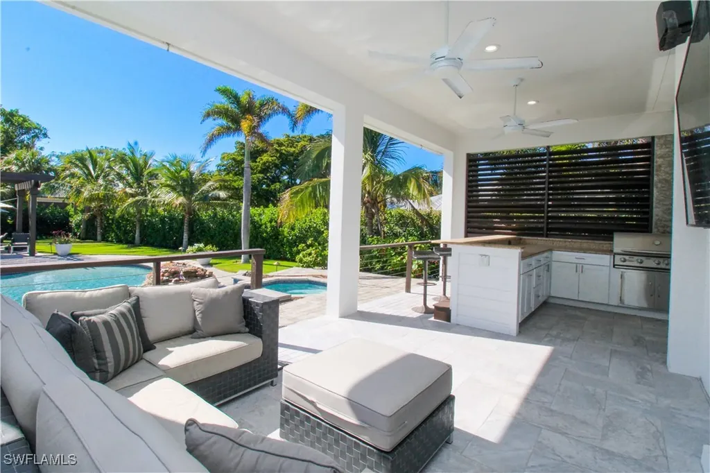 1555 Crayton Road Naples FL 34102
