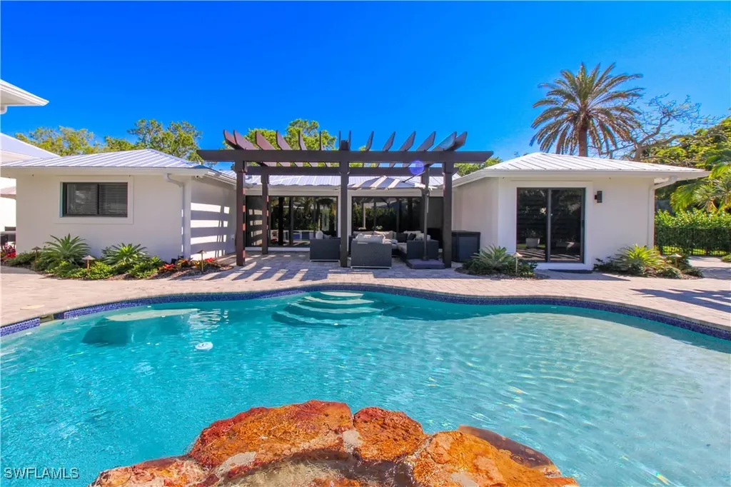 1555 Crayton Road Naples FL 34102