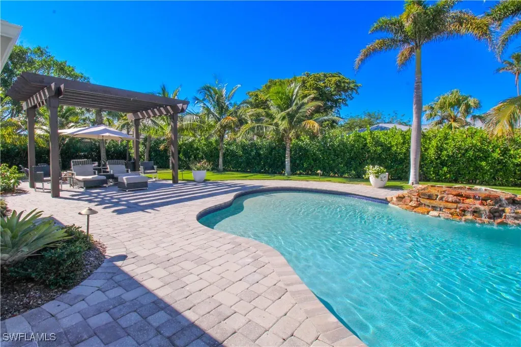 1555 Crayton Road Naples FL 34102