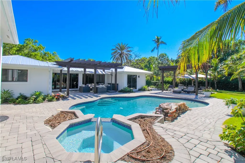 1555 Crayton Road Naples FL 34102