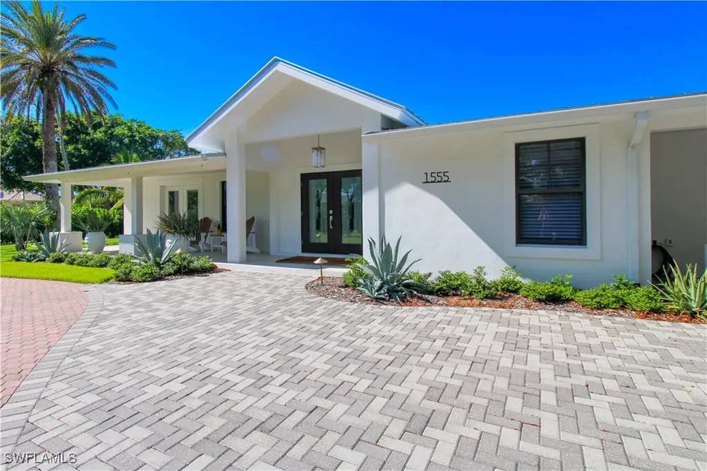 1555 Crayton Road Naples FL 34102