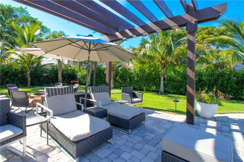 1555 Crayton Road Naples FL 34102