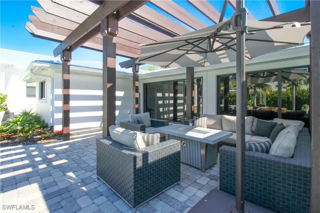 1555 Crayton Road Naples FL 34102