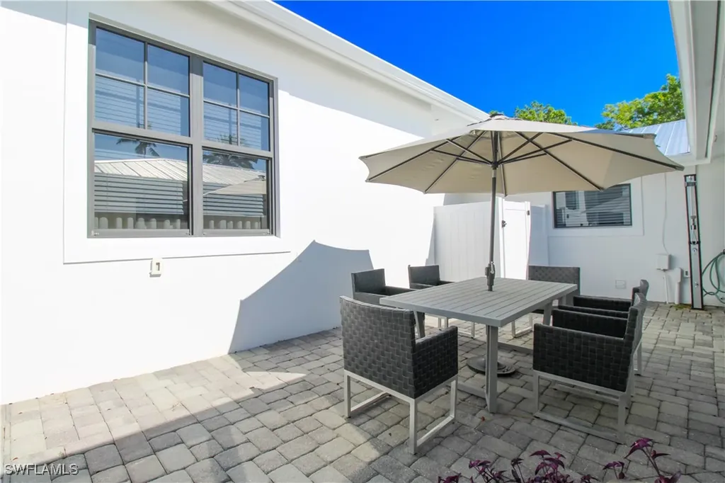 1555 Crayton Road Naples FL 34102