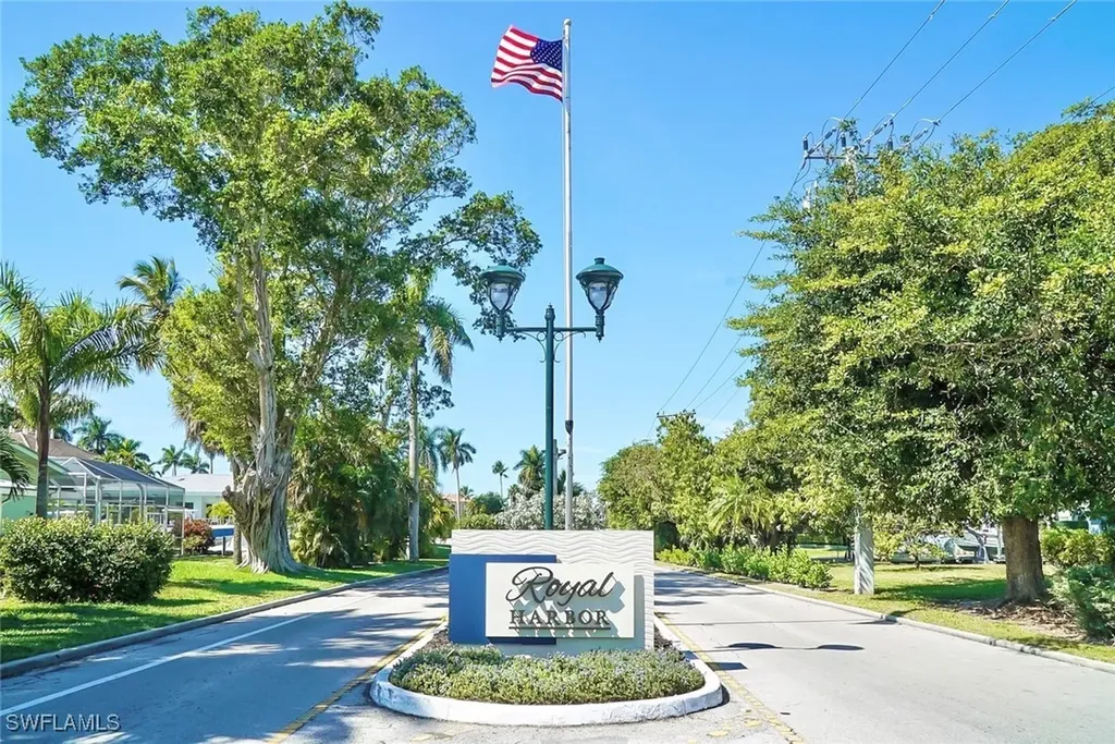 1696 Sandpiper Street Naples FL 34102