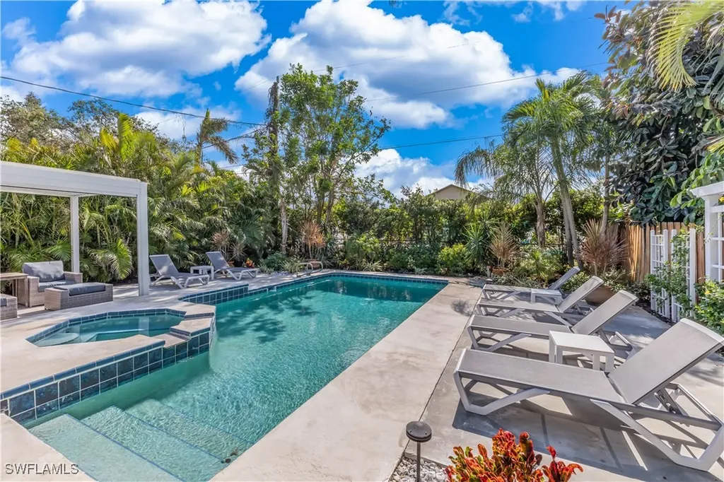 564 109th Avenue N Naples FL 34108