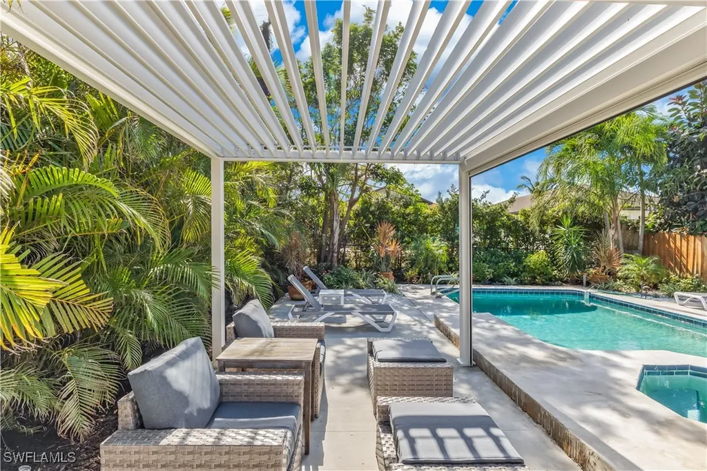 564 109th Avenue N Naples FL 34108