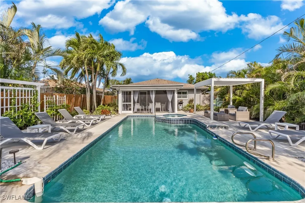 564 109th Avenue N Naples FL 34108