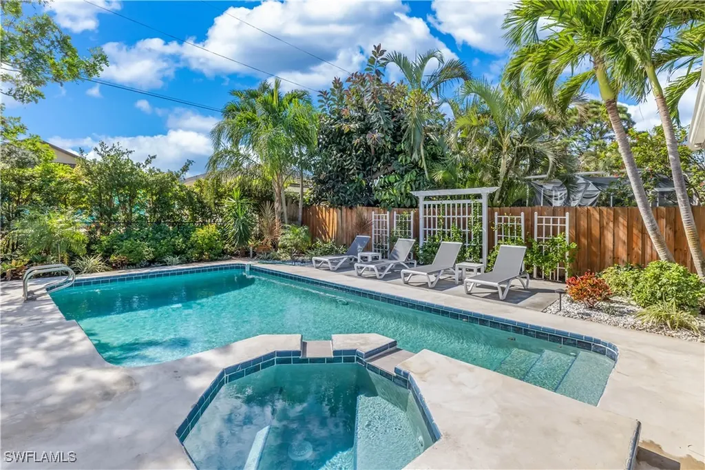 564 109th Avenue N Naples FL 34108