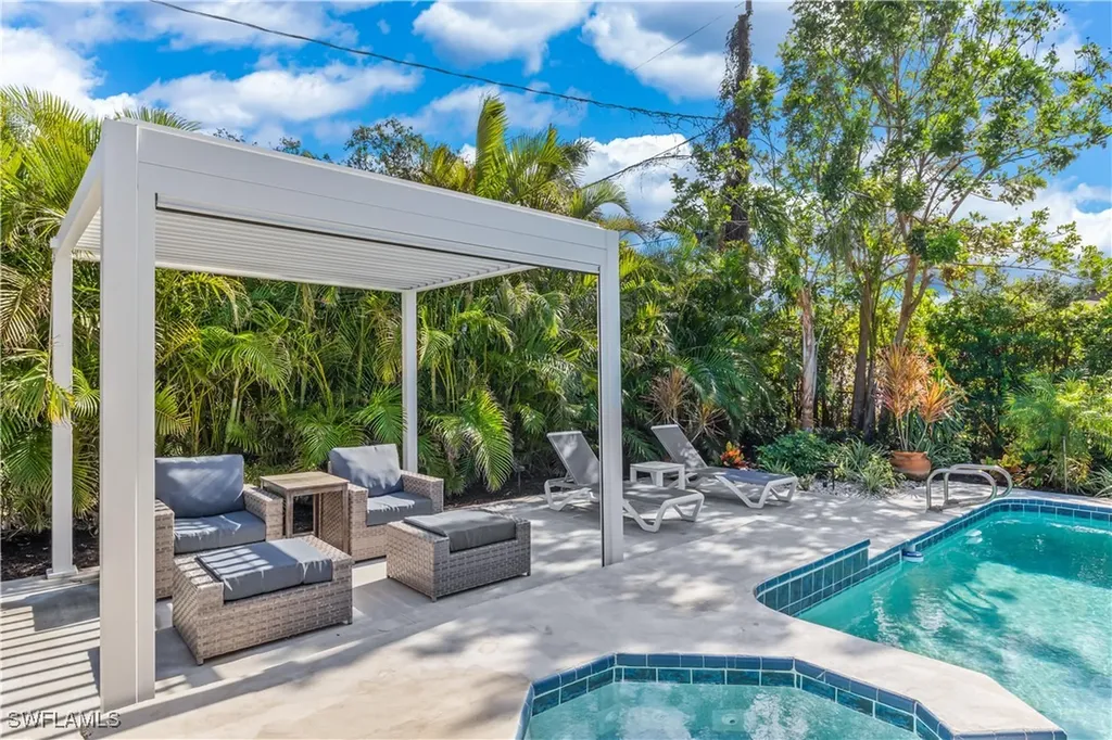 564 109th Avenue N Naples FL 34108