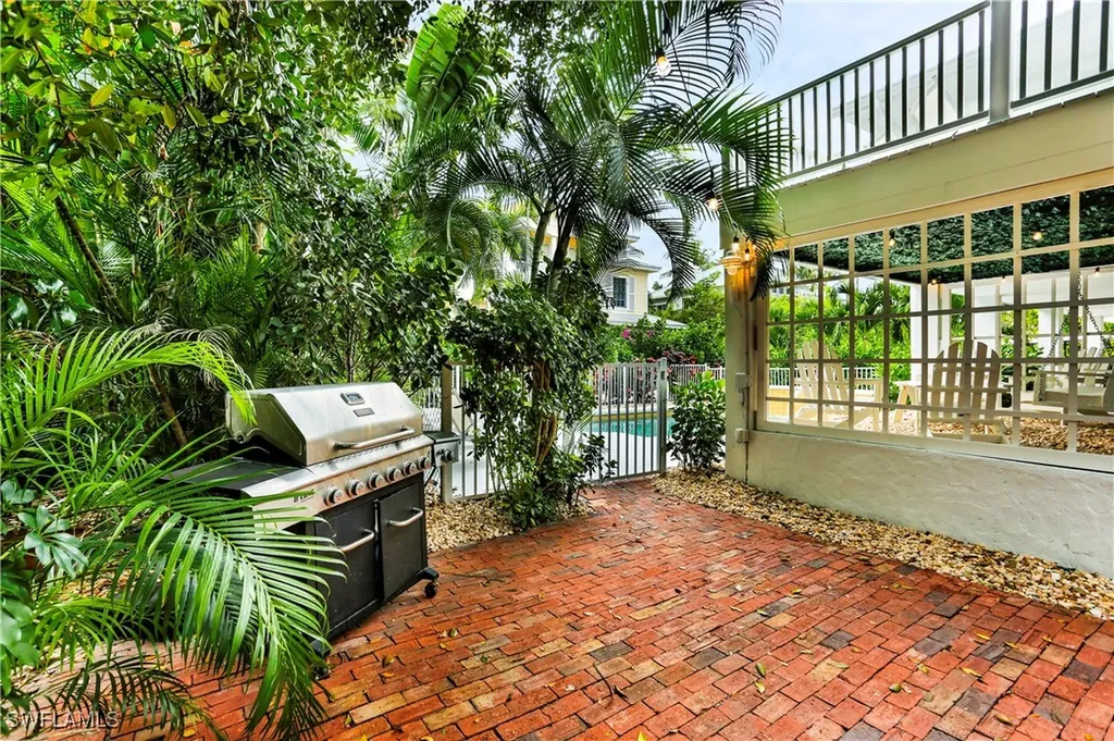 370 6th Avenue S Naples FL 34102