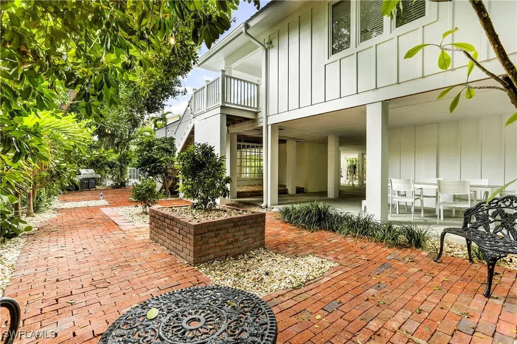 370 6th Avenue S Naples FL 34102